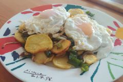 10-Cafeteria-Bar-PIBO-Patatas-fritas-con-huevos-y-pimientos-02